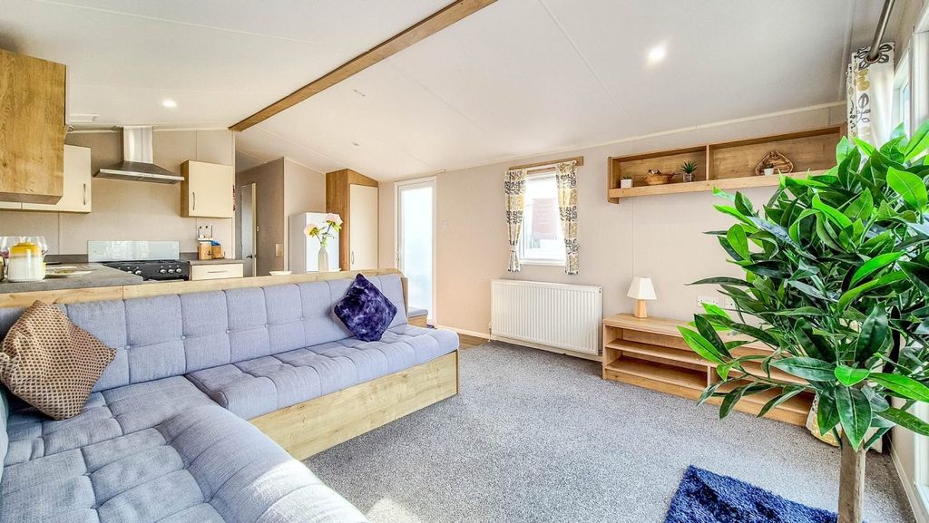 Property photo 3 of 17 Untitled 9