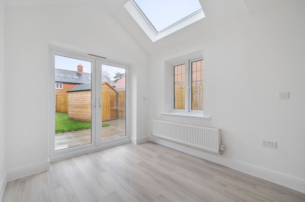 Property photo 3 of 10 1388549-16-693837...