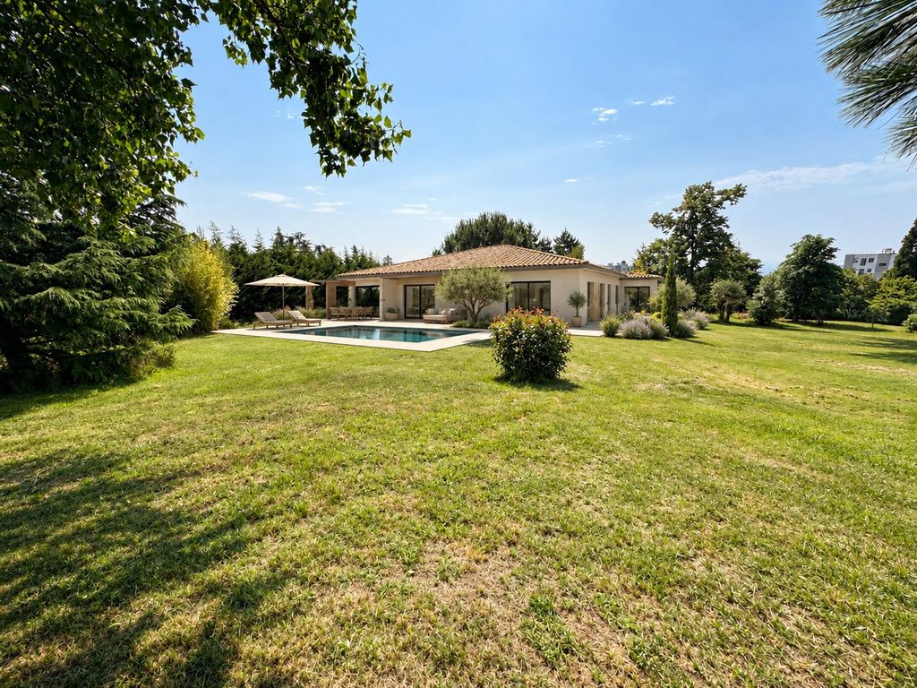 Property photo 1 of 3 Land 2,000 m2