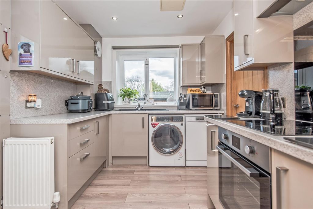 Property photo 3 of 23 Fitted Kitchen: