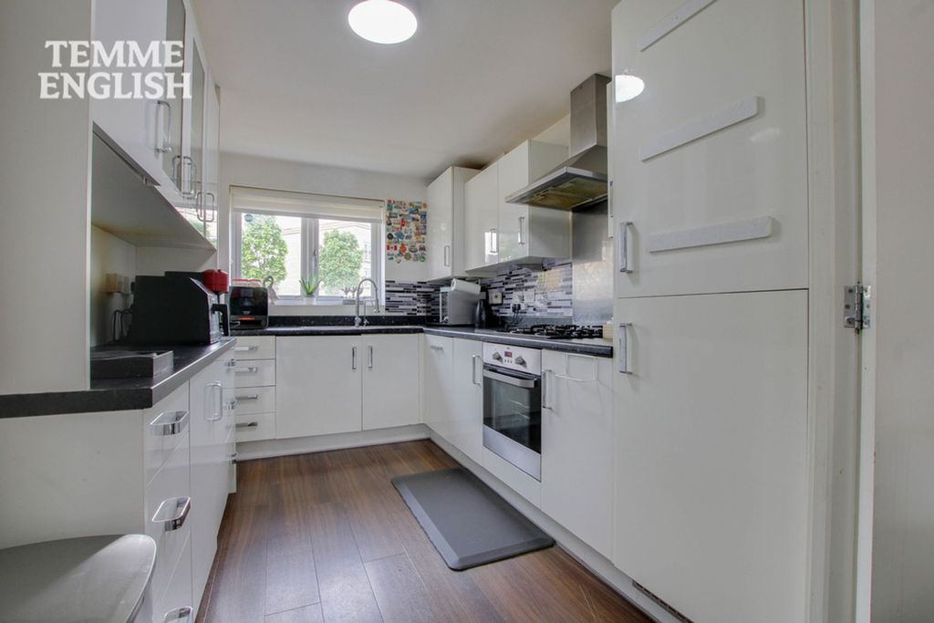 Property photo 3 of 32