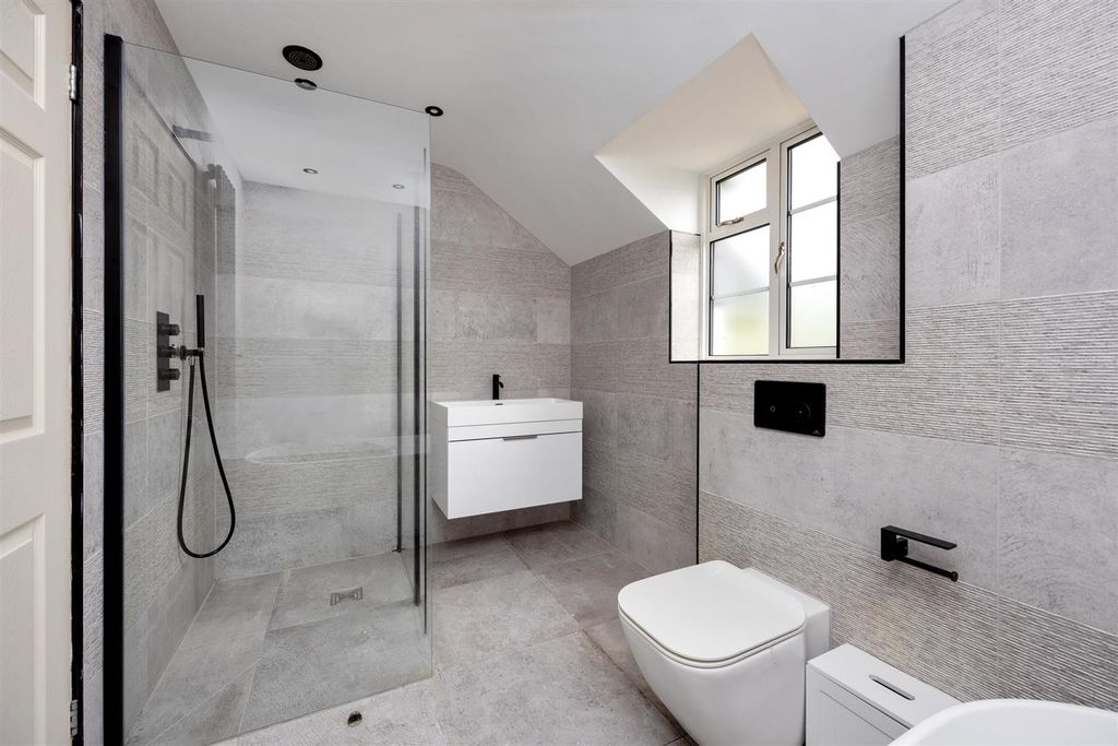 Property photo 3 of 39 Warren Drive, Tudor House-004.Jpg
