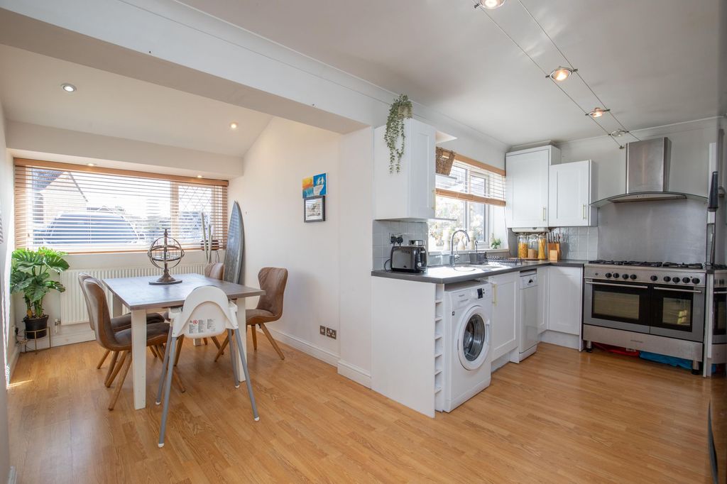 Property photo 3 of 28