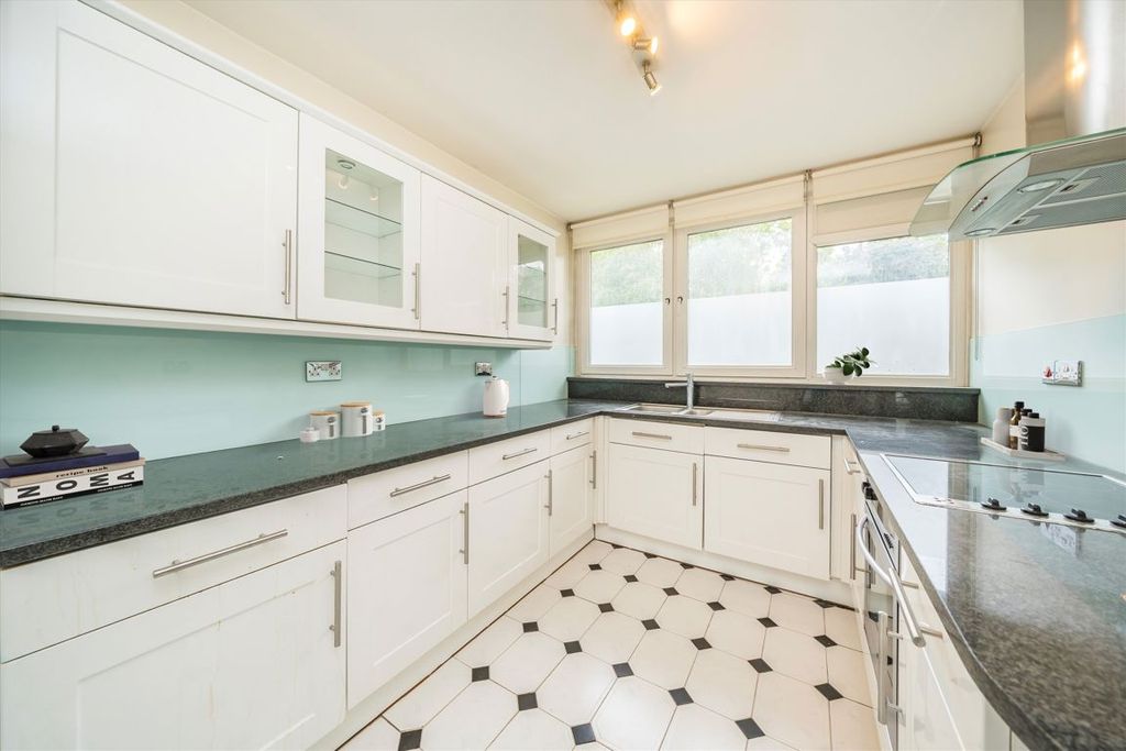 Property photo 2 of 6