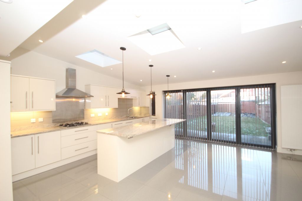 Property photo 1 of 15 Homefield Road, Wembley, Middlesex, Ha0