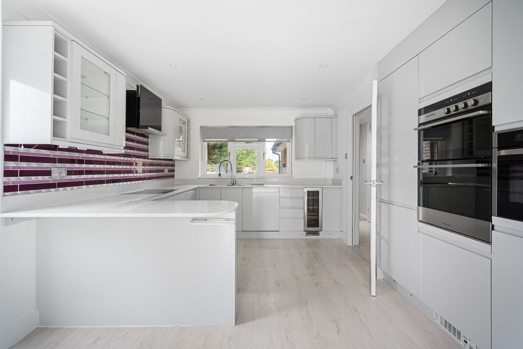 Property photo 2 of 22 4613323