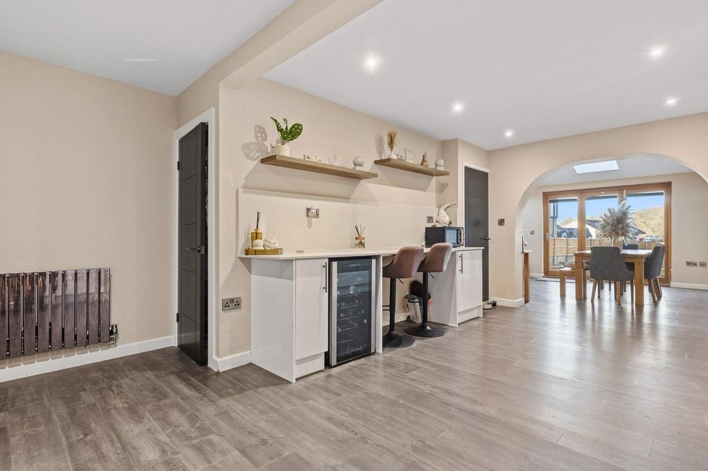 Property photo 3 of 18 Kitchen / Breakfast Area