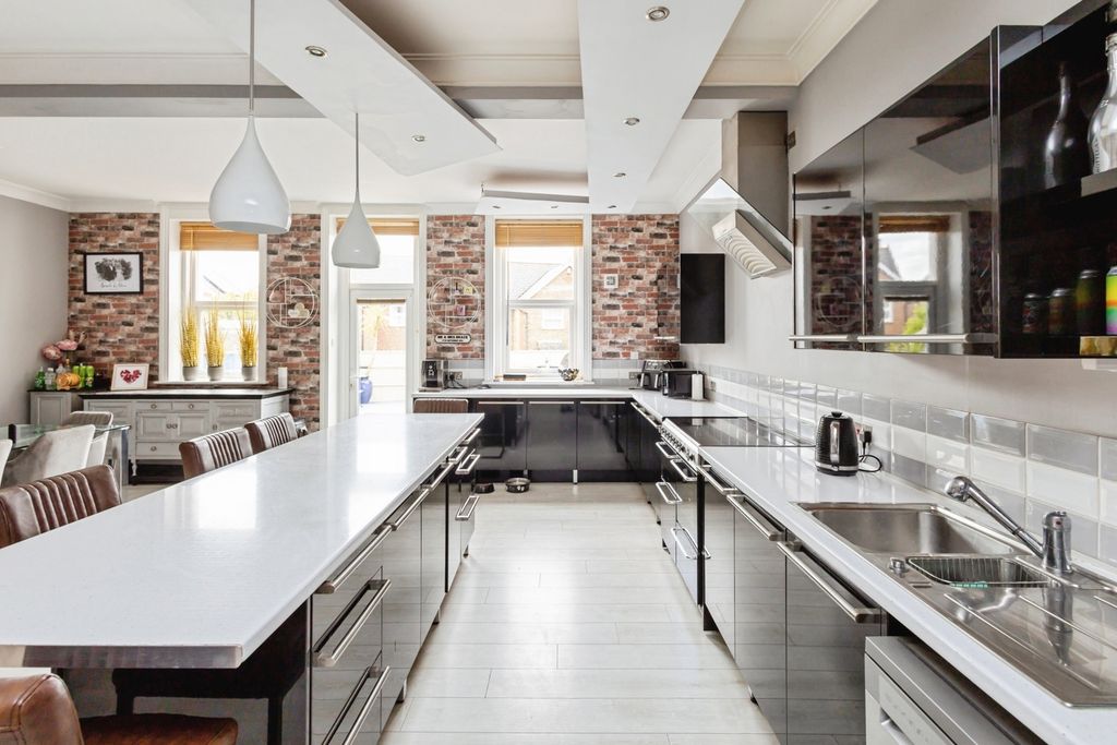Property photo 2 of 18 Kitchen