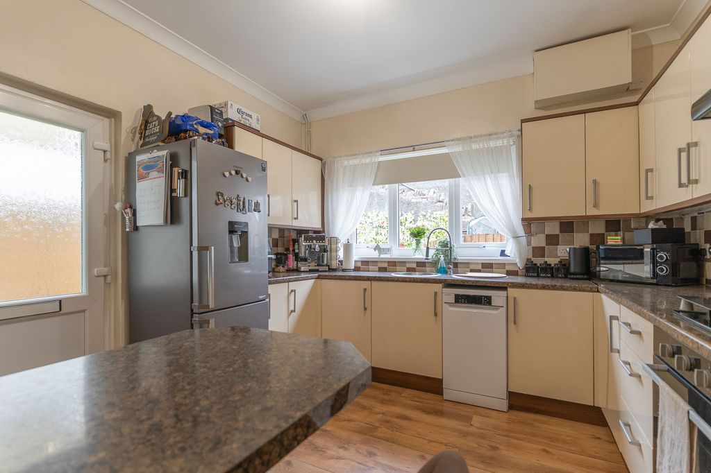 Property photo 2 of 27