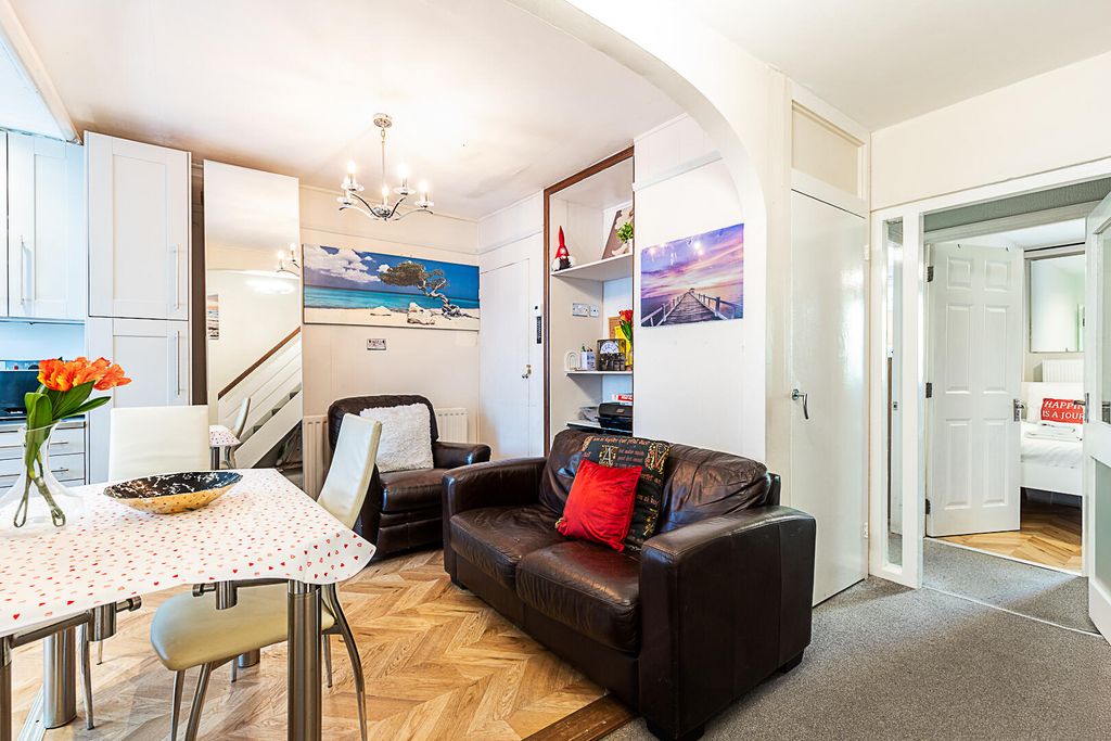 Property photo 1 of 19 Dane - 315 Danebury Avenue, Sw15 4DL-1.Jpg