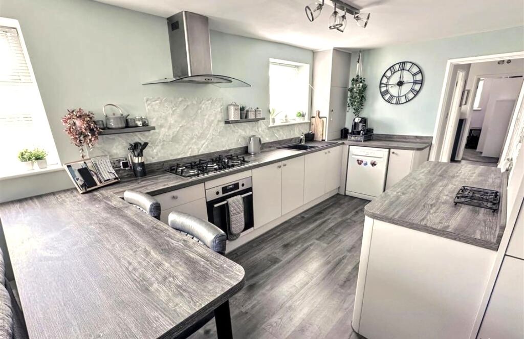 Property photo 3 of 17 Kitchen Area