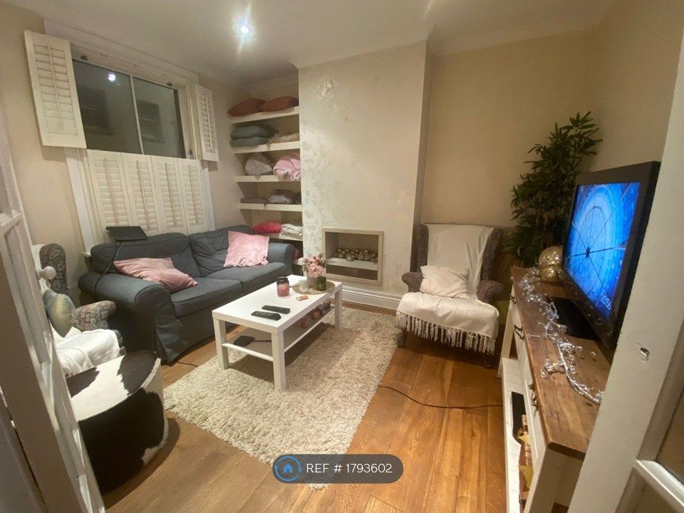 Property photo 1 of 12 Lounge