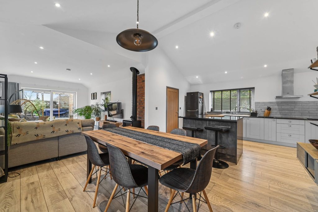 Property photo 3 of 31 Dining Area
