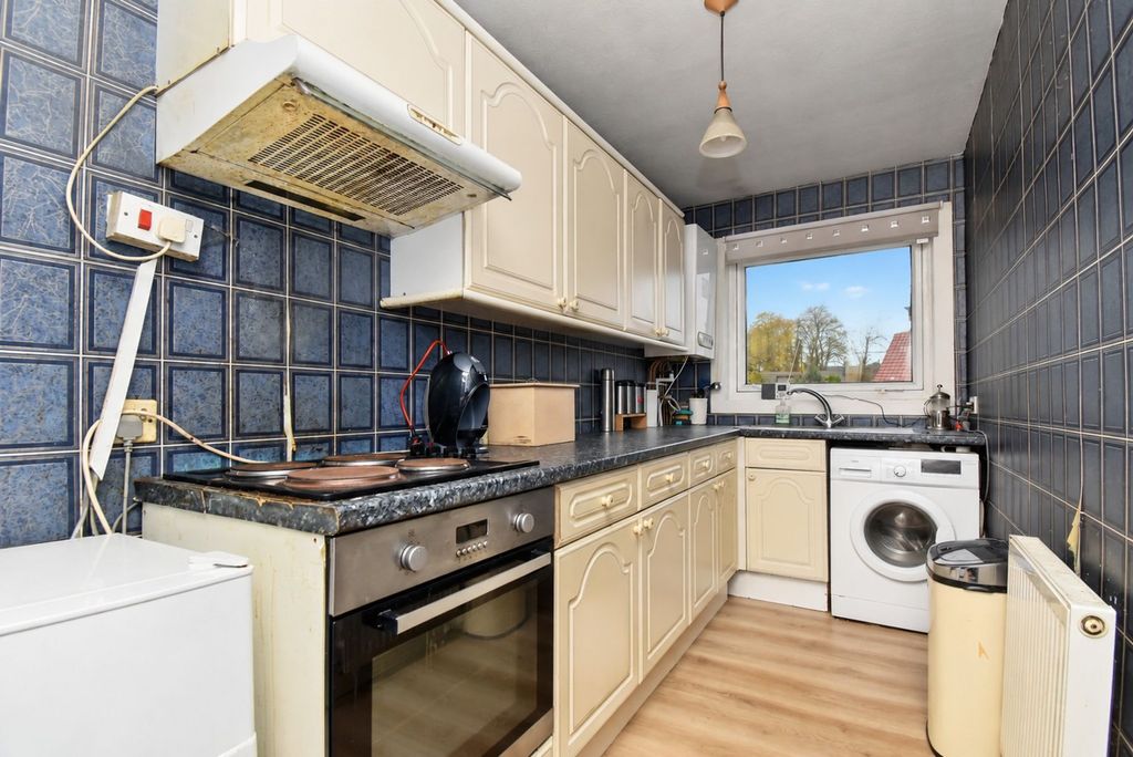 Property photo 3 of 10 Kitchen