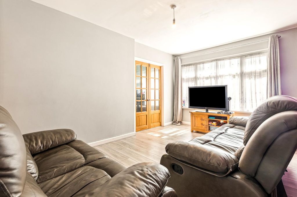 Property photo 3 of 20 Lounge 3