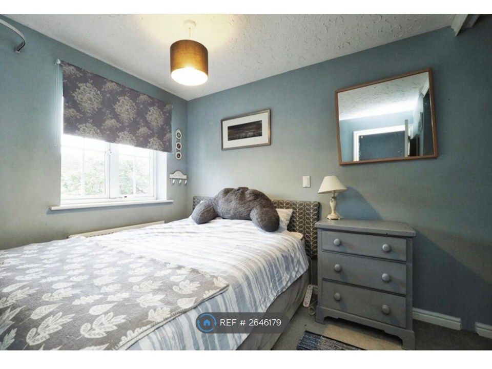 Property photo 1 of 9 King Size Bed With Storage & Clothing Rails