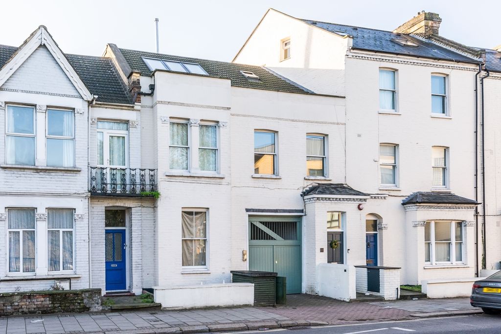 Property photo 1 of 10 Putney Bridge Road