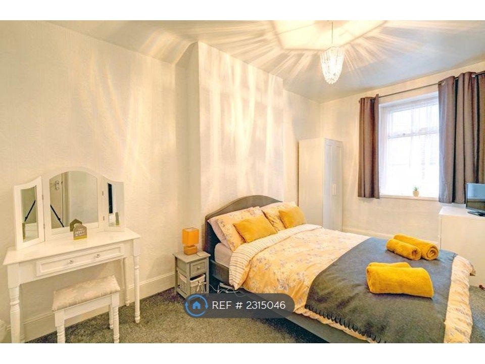 Property photo 3 of 9 Master Bedroom