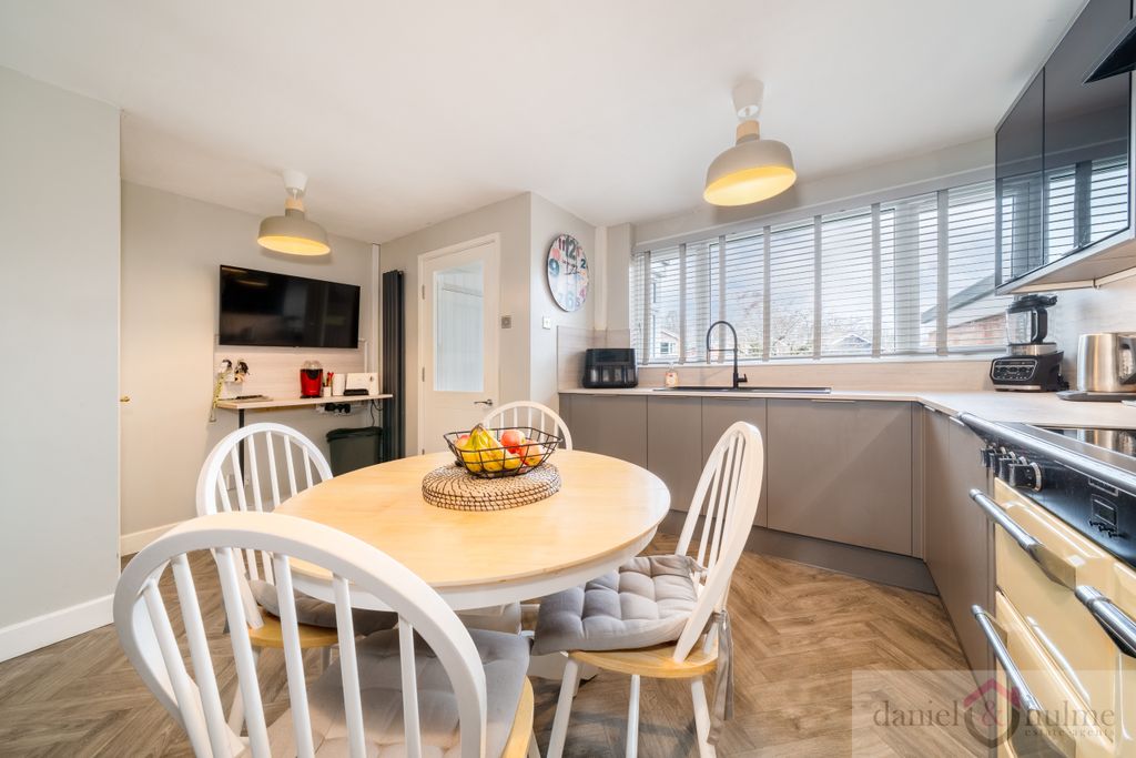 Property photo 3 of 24 35 Coopers Close-11