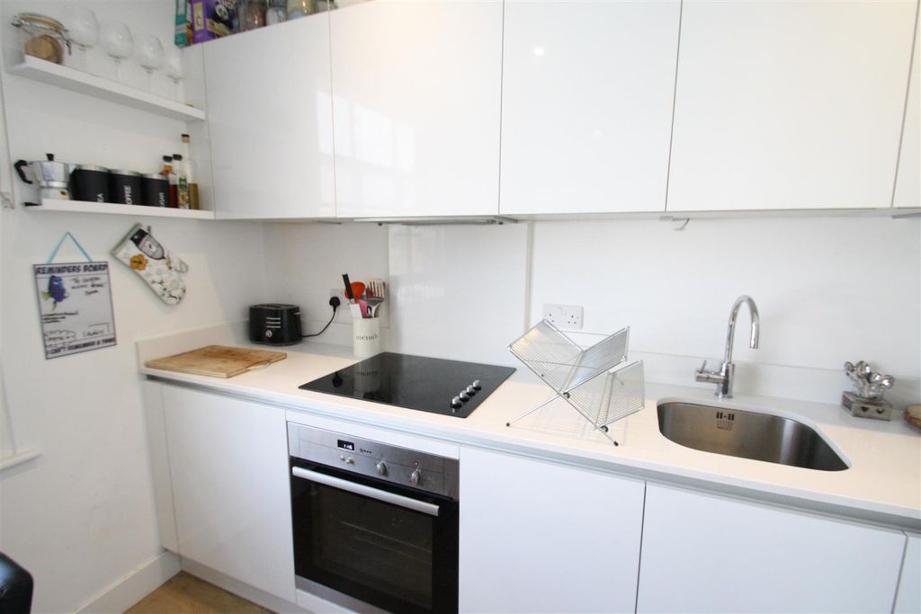 Property photo 3 of 11 Kitchen