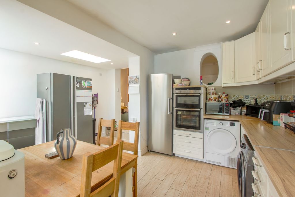 Property photo 3 of 18 Kitchen d