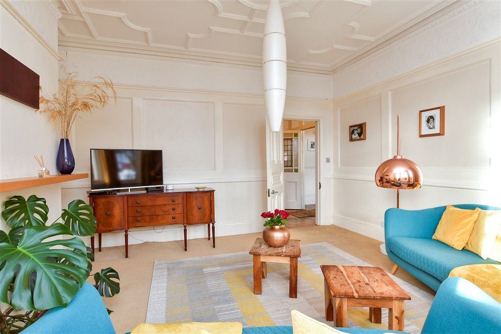 Property photo 3 of 16 Lounge