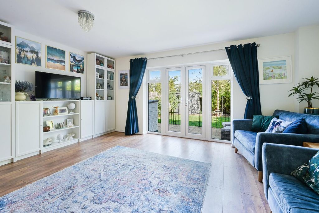 Property photo 3 of 20 South Tadworth Farm Close