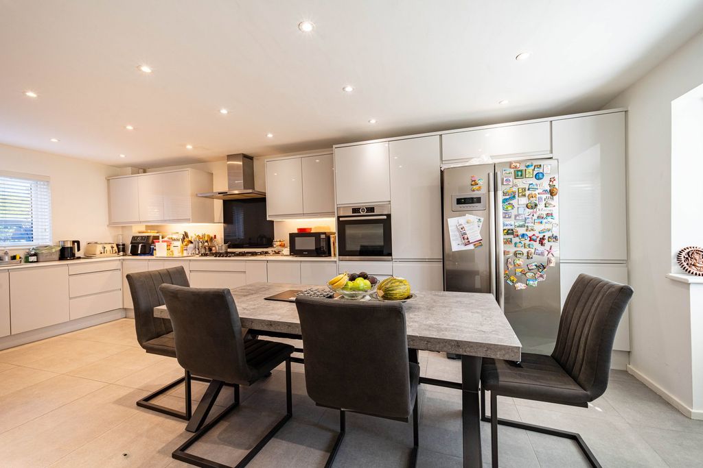 Property photo 2 of 32