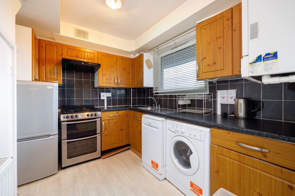 Property photo 2 of 8 Walkinshaw Court ...