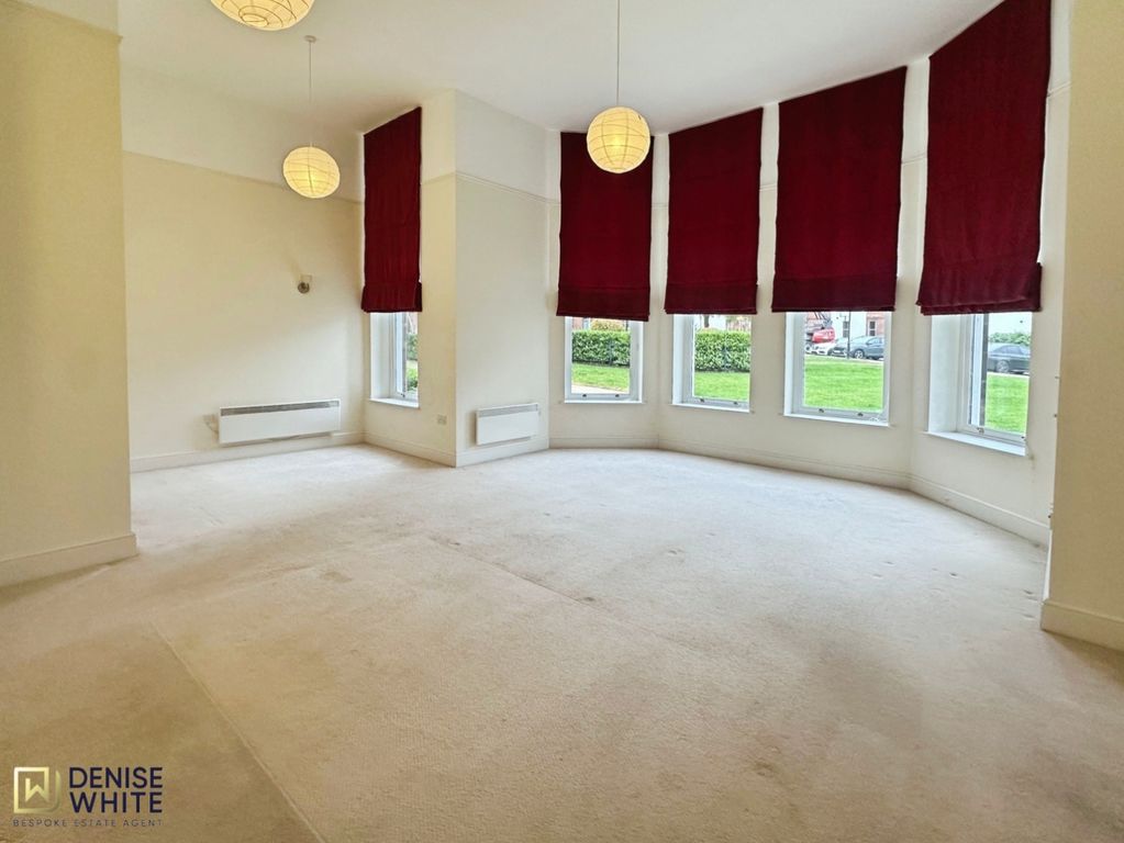 Property photo 3 of 37 Lounge