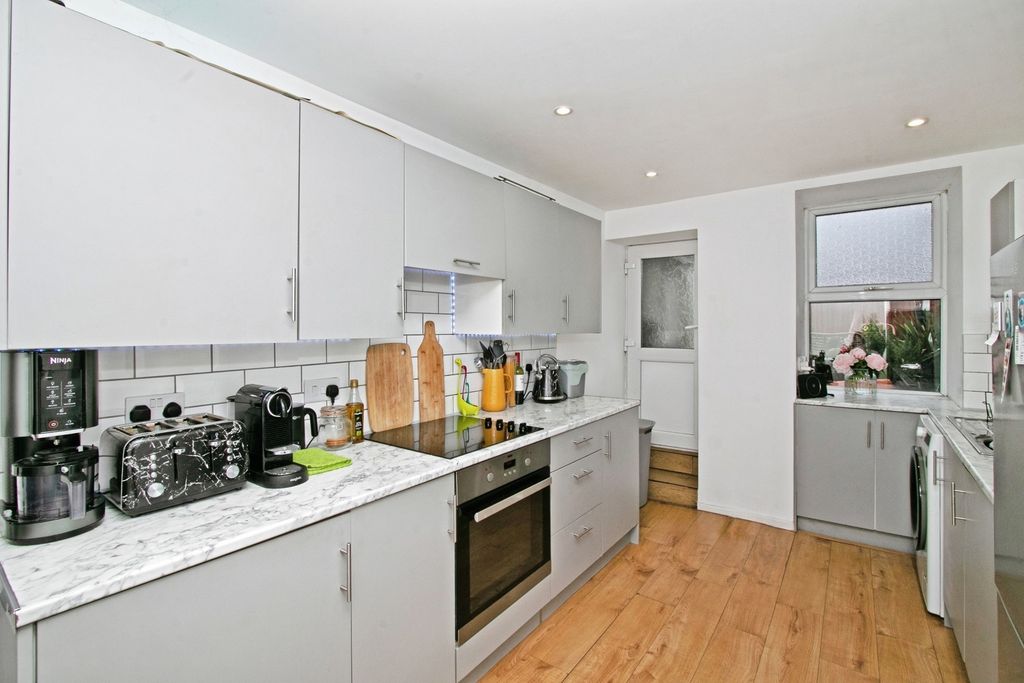 Property photo 3 of 8 Kitchen