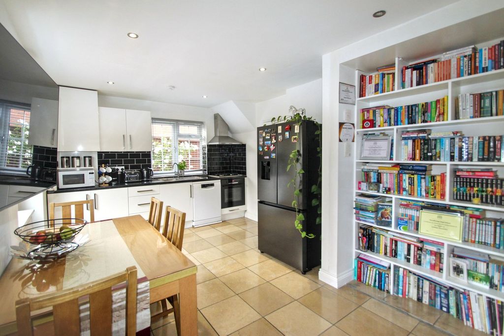 Property photo 2 of 23