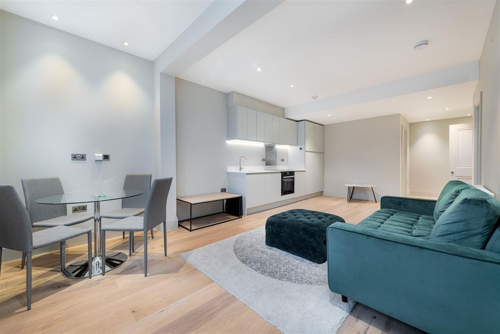 Property photo 2 of 13 Lgf 81 Warwick Rd Rec 4.Jpg