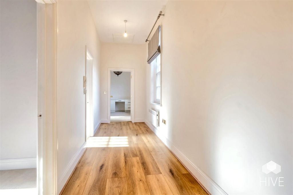 Property photo 2 of 21 Hallway