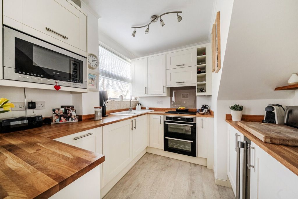 Property photo 3 of 17 Kitchen