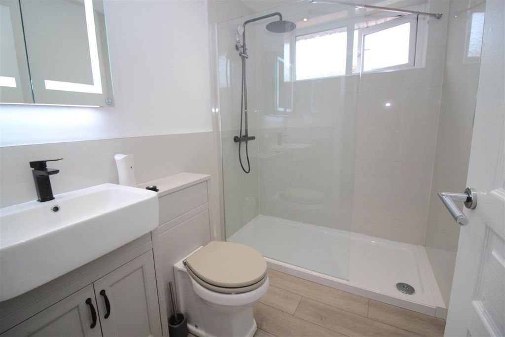 Property photo 2 of 11 Shower