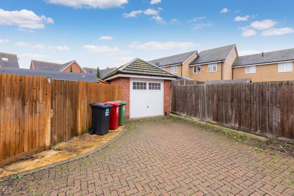 Property photo 2 of 18 Garage
