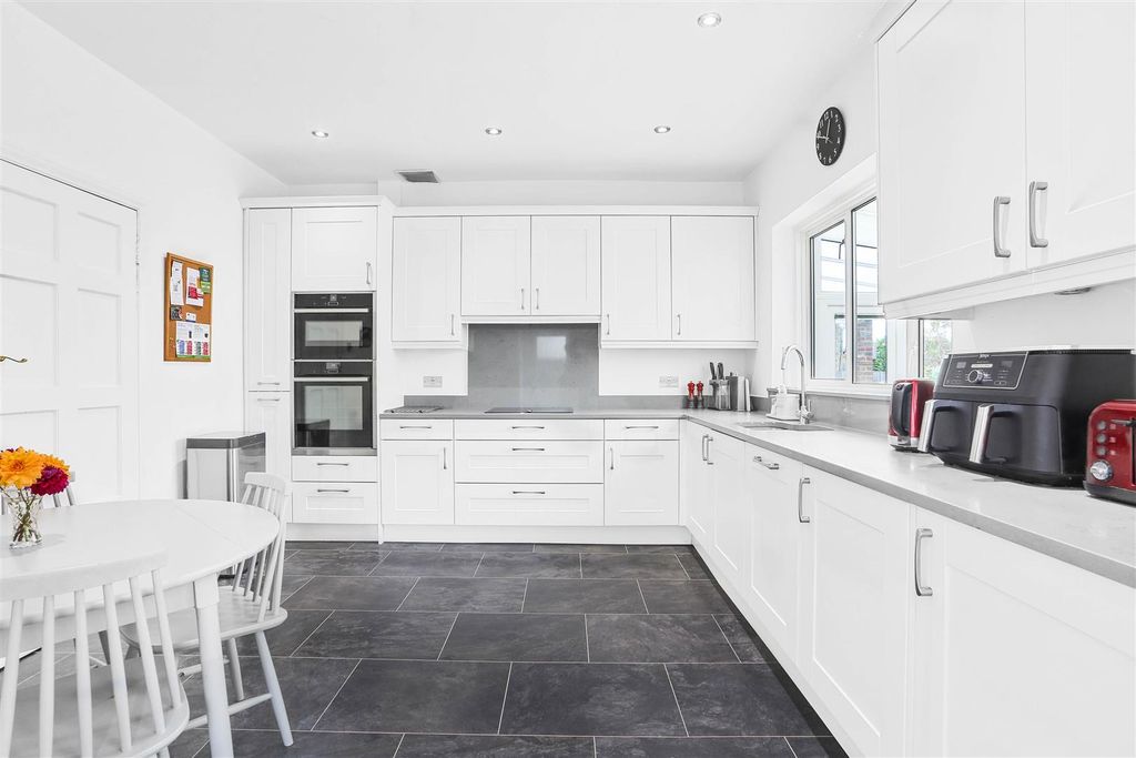 Property photo 3 of 27 1541413545 - 8.Jpg