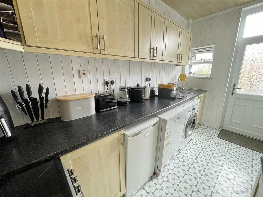 Property photo 3 of 27 Kitchen