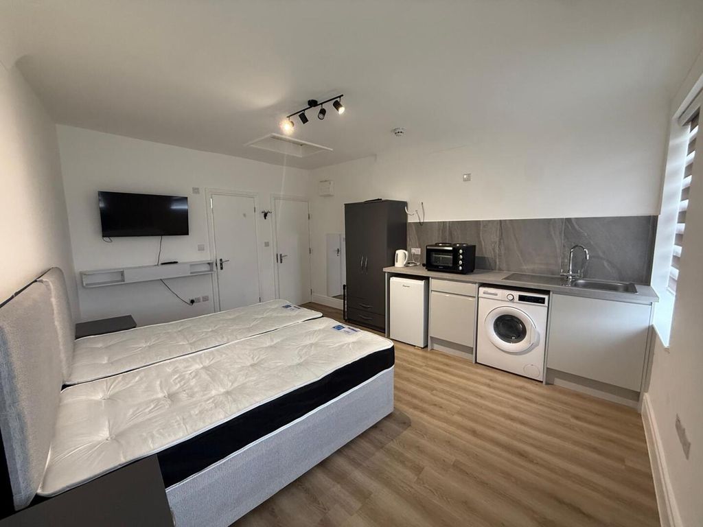 Property photo 1 of 6 Bedroom