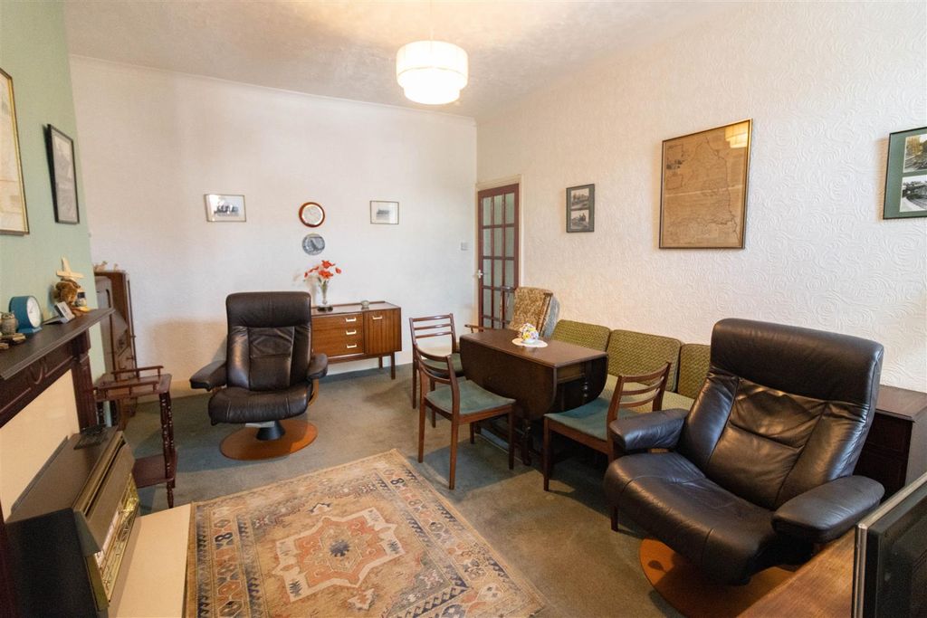 Property photo 3 of 8 Lounge