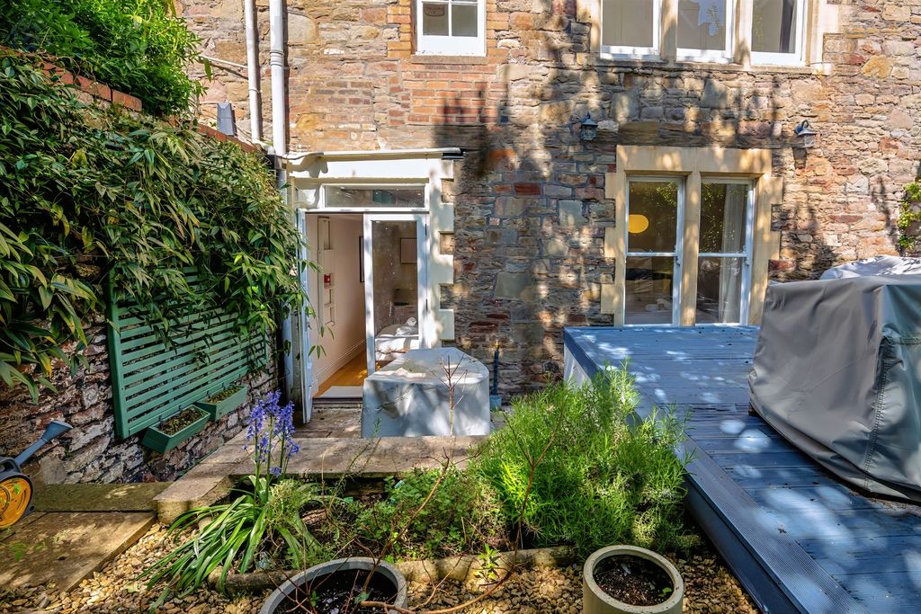Property photo 2 of 29