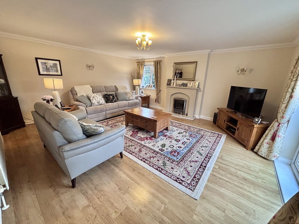 Property photo 3 of 21 Lounge