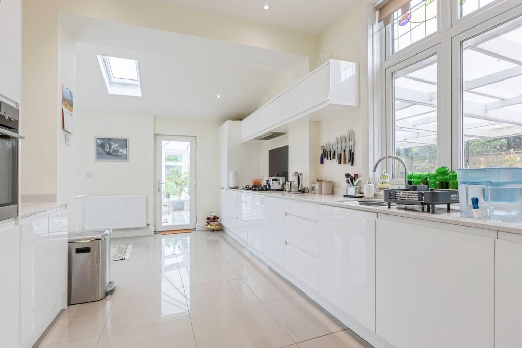 Property photo 3 of 17 Kitchen