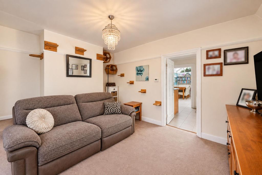 Property photo 3 of 12 8A42bbc5-39c3-44B4-94dc-0F85A6F32F80 (2).Png