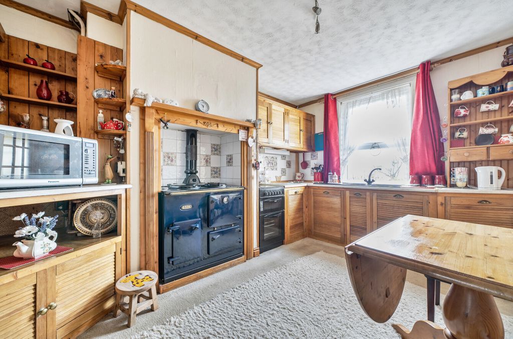 Property photo 3 of 16 Kitchen