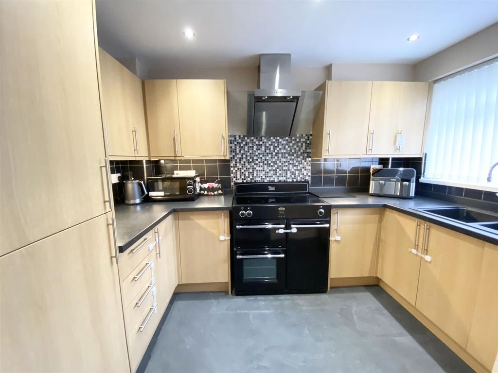 Property photo 3 of 14 Kitchen