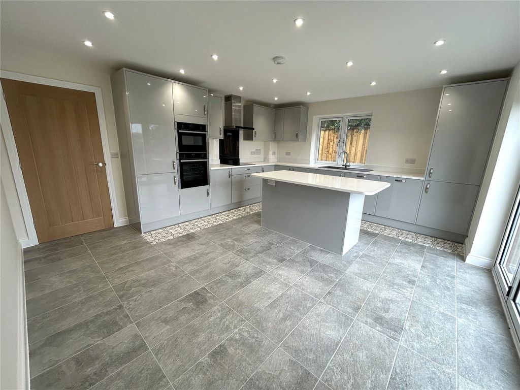 Property photo 2 of 27 Picture No. 15