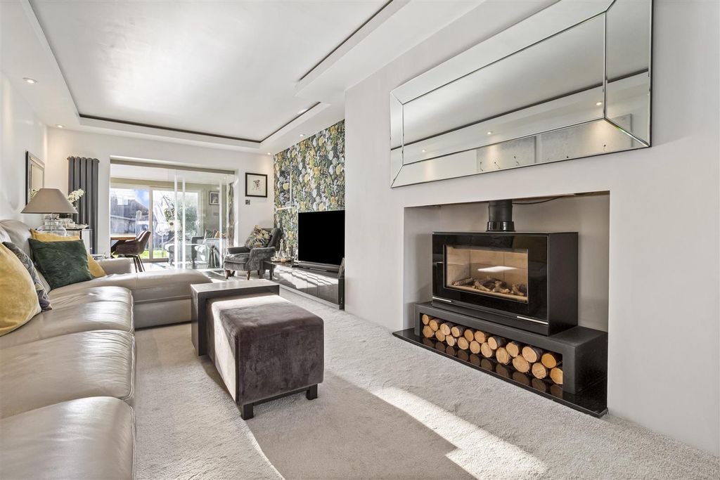 Property photo 2 of 39 33 Alinora Crescent-015.Jpg