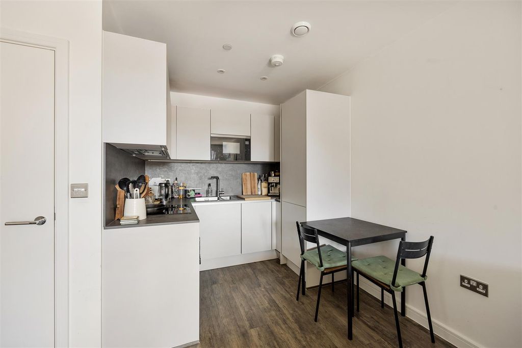 Property photo 3 of 16 Clarkson Crescent, E17